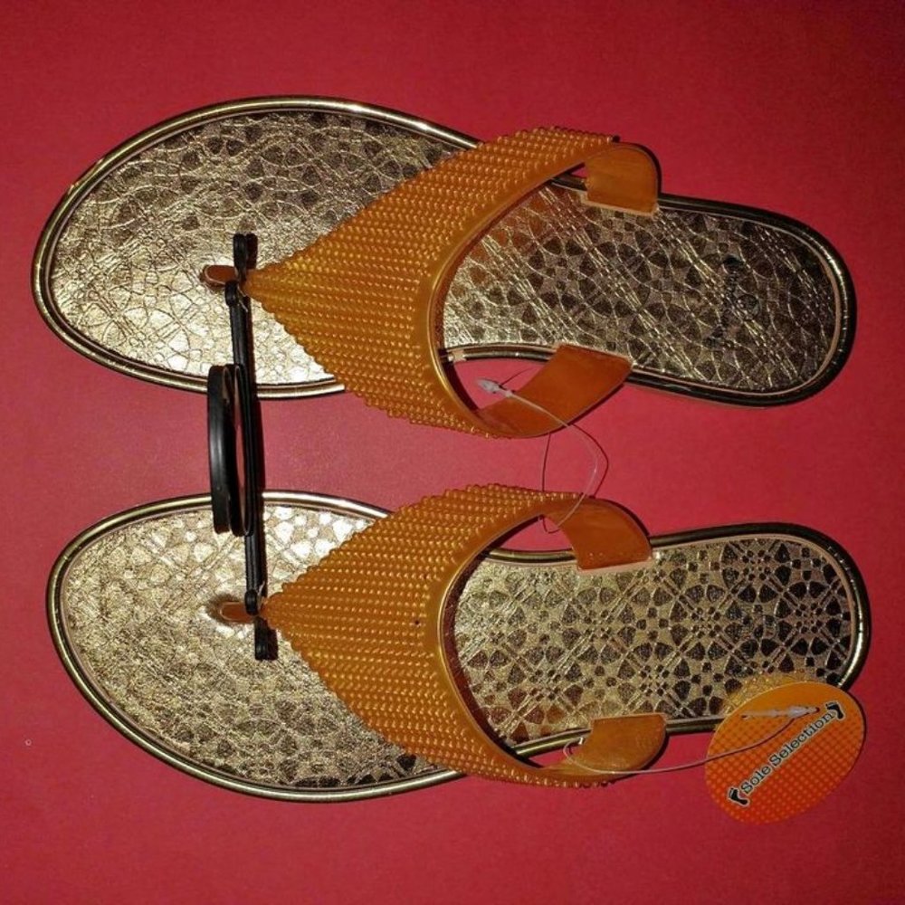 Sole Selection womens flip flops Medium 7/8 gold S-003